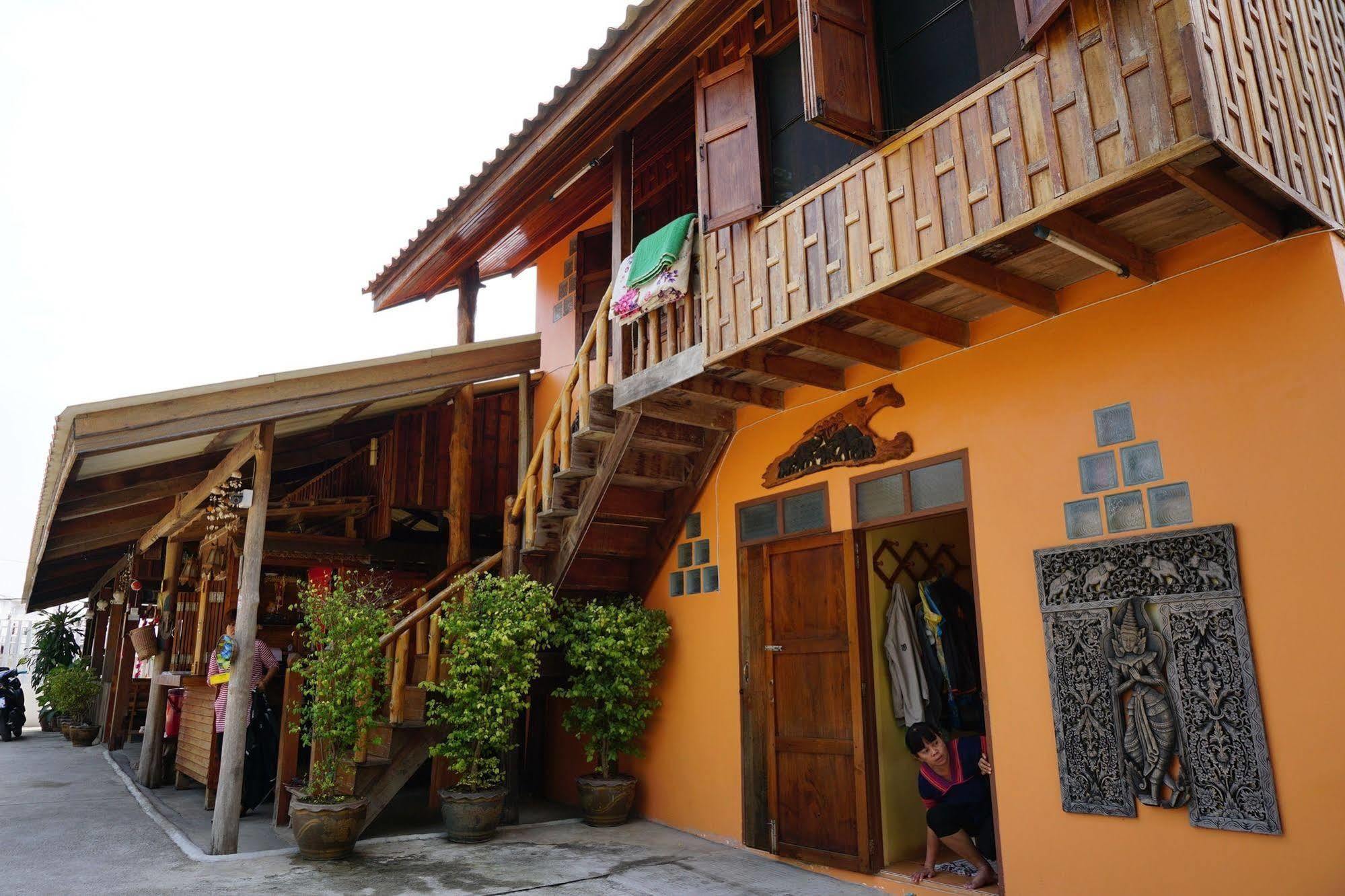 J&J Guesthouse Sukhothai Bagian luar foto