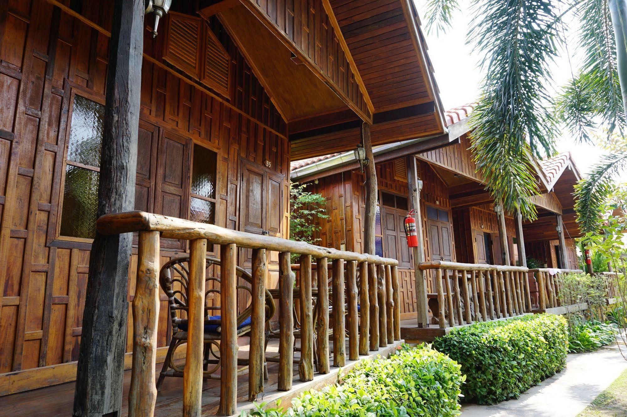 J&J Guesthouse Sukhothai Bagian luar foto