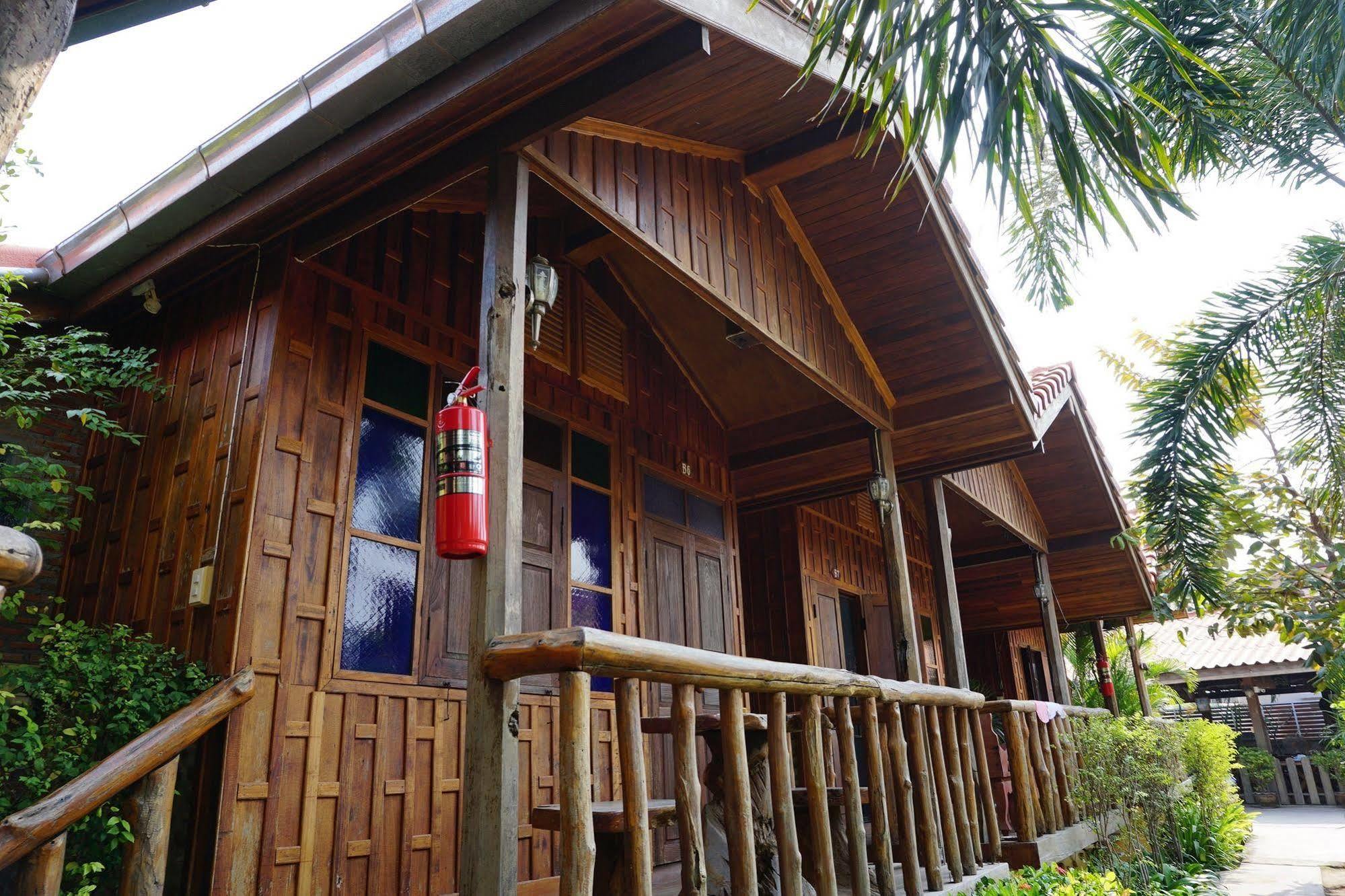 J&J Guesthouse Sukhothai Bagian luar foto