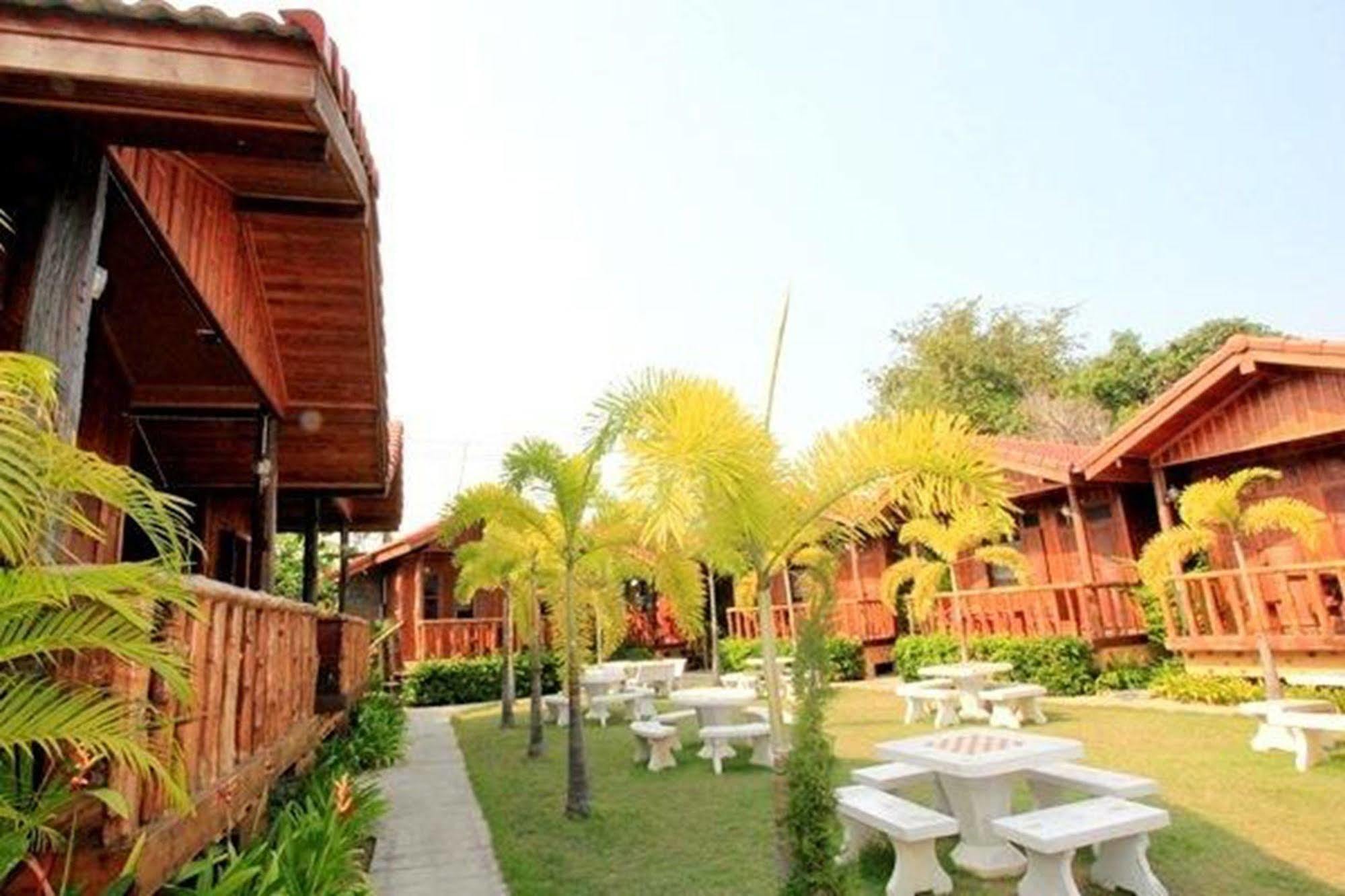 J&J Guesthouse Sukhothai Bagian luar foto